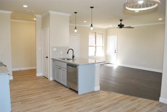 Building Photo - 521 W Sears St