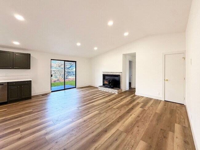 Foto del edificio - Renovated 4BR/2BA Boise Home – Modern Kitchen, Vaulted Ceilings & Fenced Backyard, Minutes to BSU...