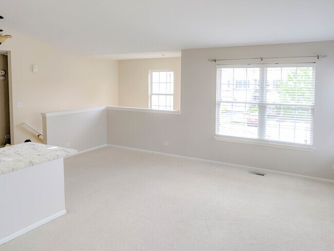 Building Photo - 2449 Oneida Ln