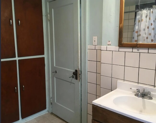 Foto del edificio - Charming 3-Bedroom Colonial with Finished Basement & Fireplace