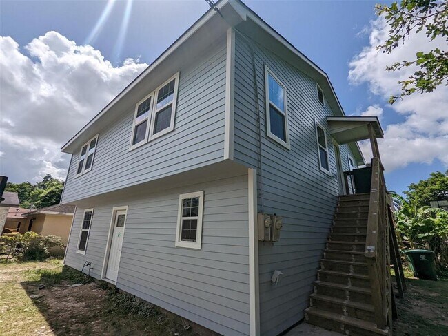 Building Photo - 6914 Gonzales St