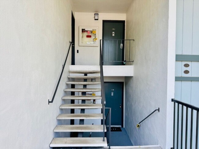Foto del edificio - Spacious Two story 2 bedroom, 2 bath Condo. Move-In ready!!