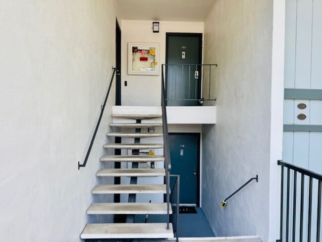 Building Photo - Spacious Two story 2 bedroom, 2 bath Condo. Move-In ready!!