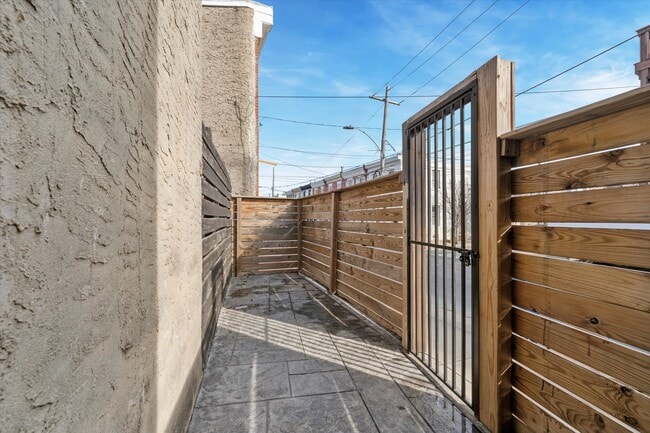 Building Photo - 2521 E Dauphin St