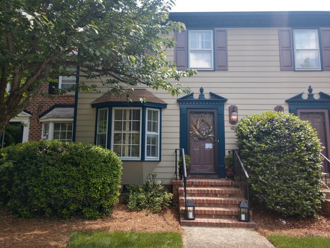 Building Photo - Stunning 2BR/2.5BA Townhome in Greensboro ...