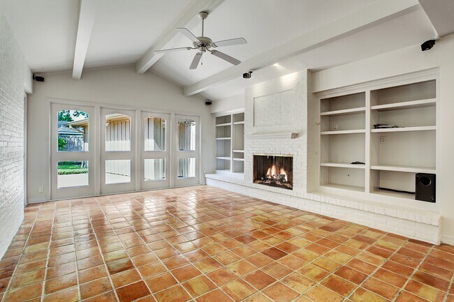 Foto del edificio - 6139 Chevy Chase Dr
