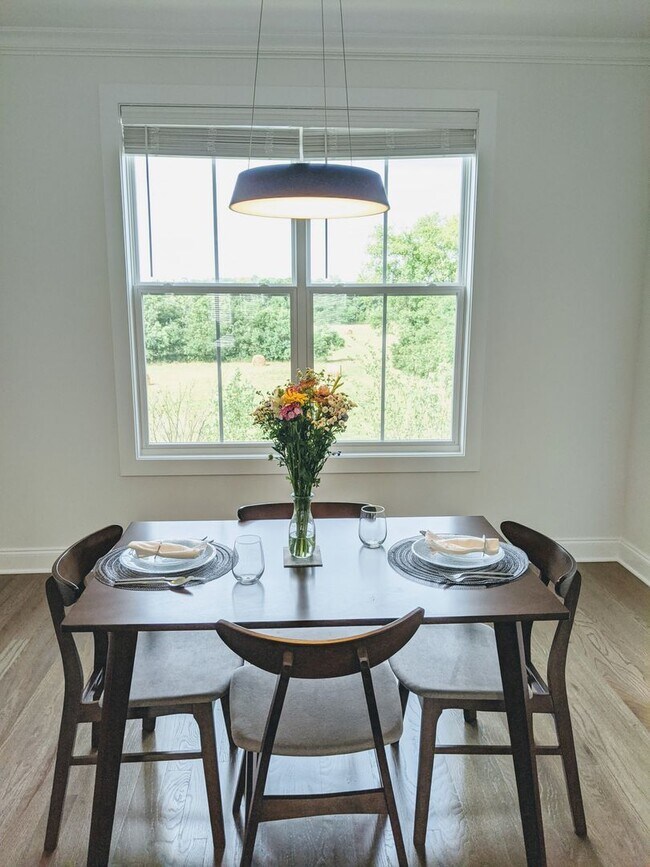 Foto del edificio - Beautiful 3 Bedroom Townhome w/2 car garage!