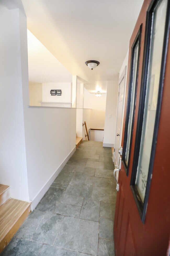 Building Photo - 716 S Neyland Ave