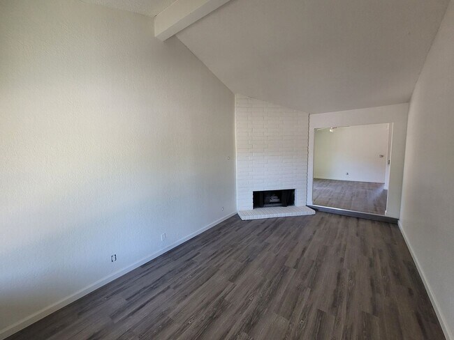 Building Photo - Willowcreek 41/43