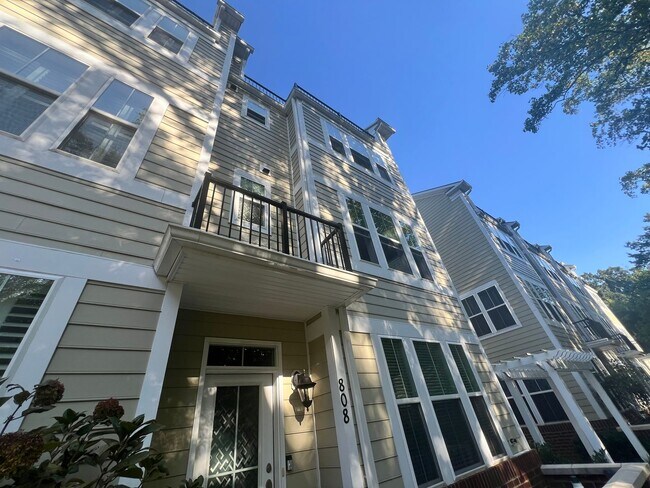 Building Photo - Amazing 3 BR/3 Full BA & 2 Half BA Townhome in Annapolis!
