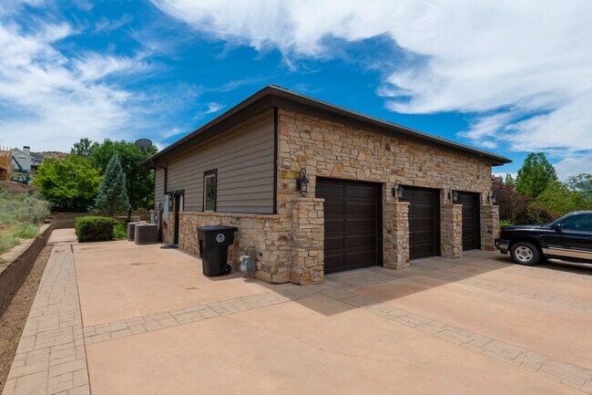 Building Photo - 698 Callaway Dr