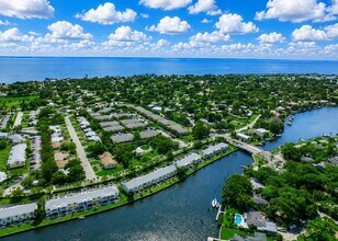Building Photo - 3889 Pompano Dr SE