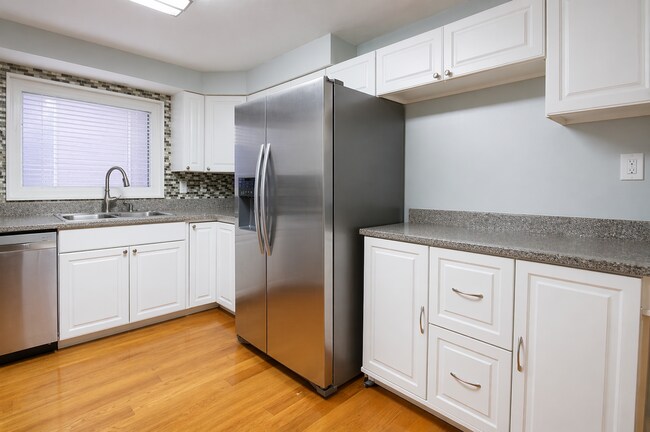 Foto del edificio - 3-bedroom, 2-bath home in West Mifflin