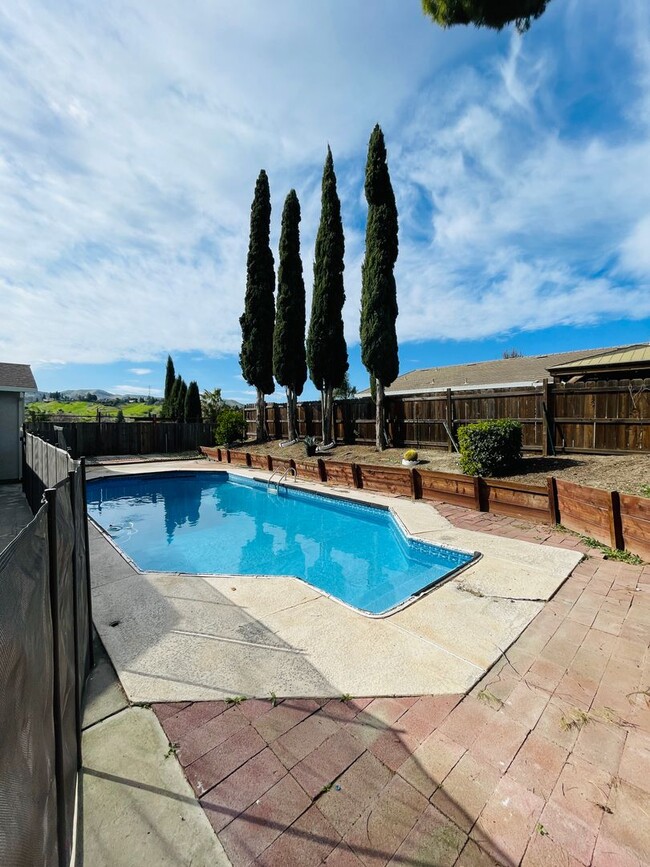 Foto del edificio - Beautiful 4 bedroom ranch home with a pool