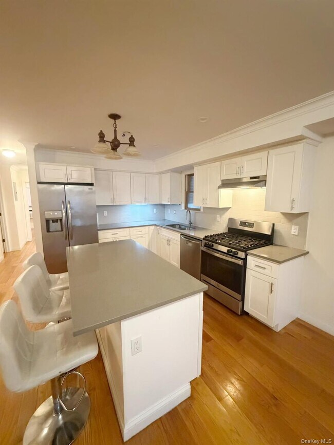 Foto del edificio - 64-14 Perry Ave