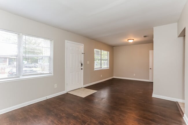 Building Photo - 961 Kenmore St