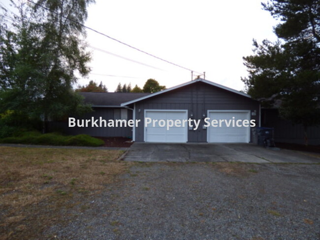 Building Photo - 308 W Oak St