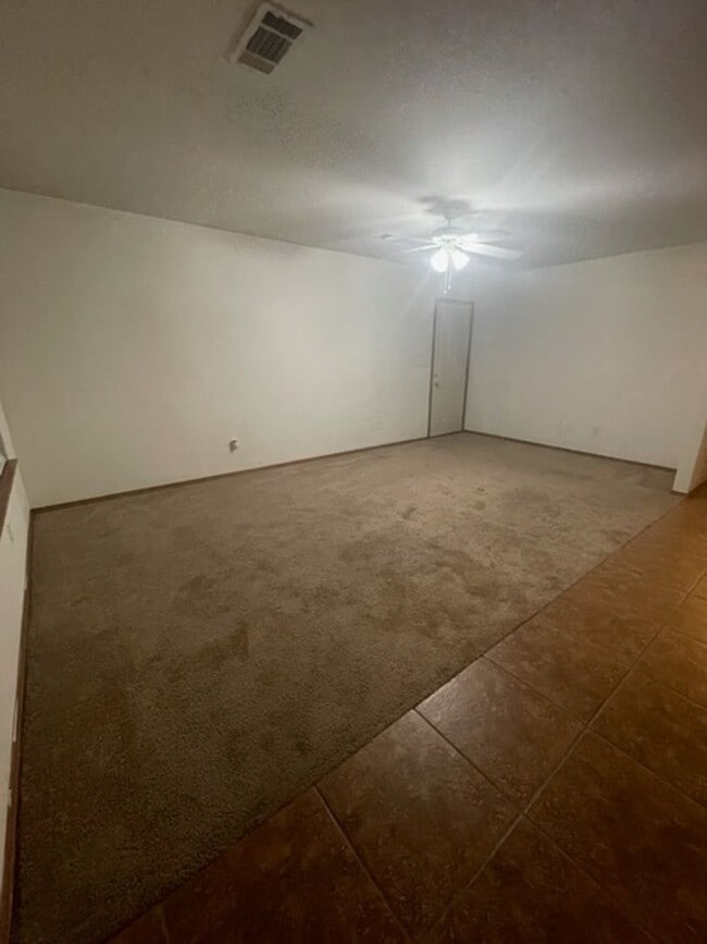 Foto del edificio - 317-319 E. Asher Ct.