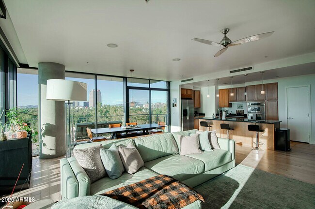 Foto del edificio - 208 W Portland St