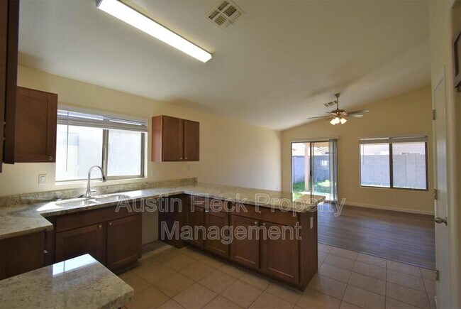 Foto del edificio - 955 E. Monteleone St.