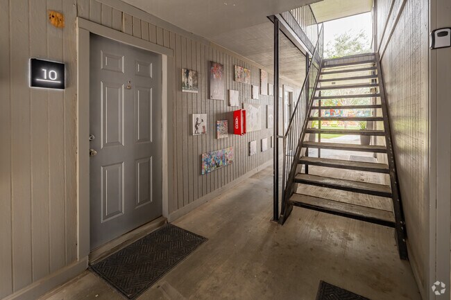 Arte mural y entrada de suites - 67th Suites