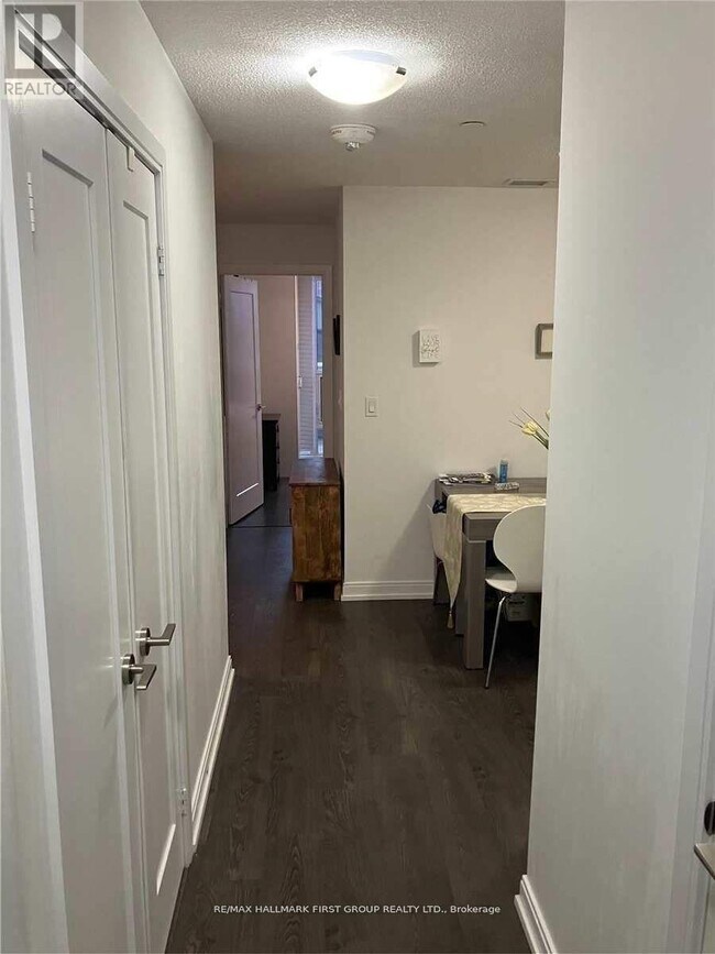 Photo du bâtiment - 275 Village Green Square