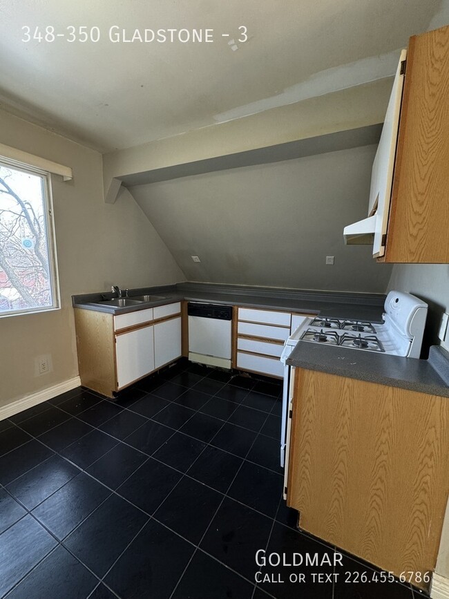 Building Photo - Beautiful Open concept Unit right off of Riverside Drive!