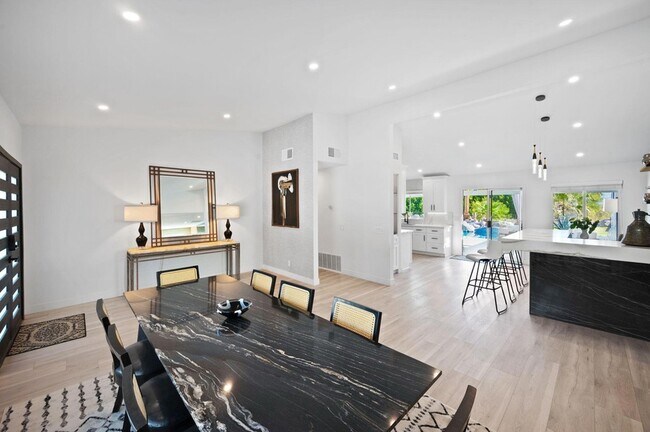 Foto del edificio - 2380 N Leonard Rd