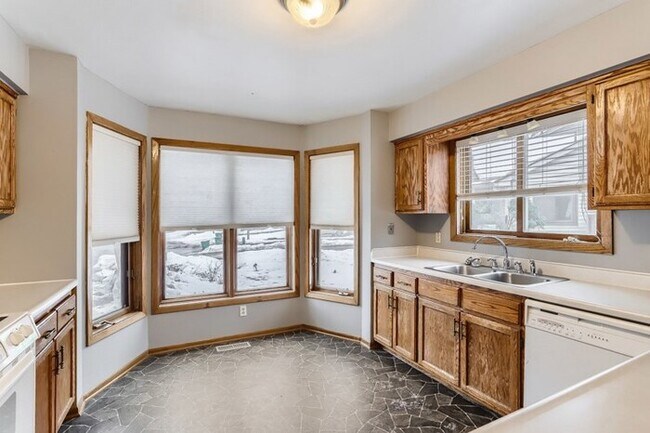 Building Photo - 4350 Thornhill Ln, Vadnais Heights, MN, 55127