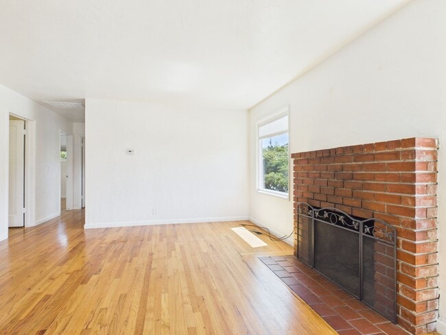 Foto del edificio - Del Rey Oaks Charmer for Rent
