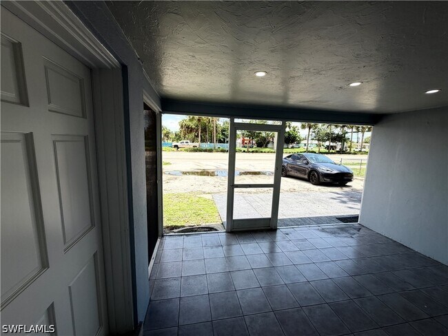 Foto del edificio - 4375 Golden Gate Pkwy