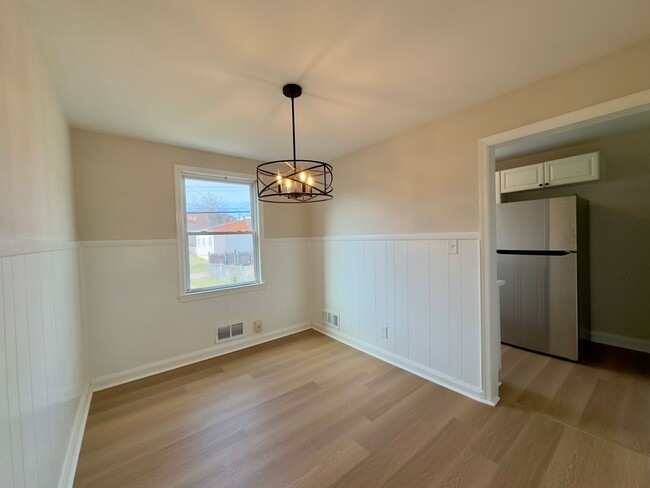 Building Photo - Modern 2-Bedroom Townhome with Spacious In...