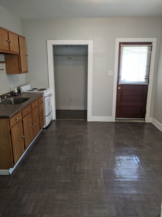 Kitchen - 1836 Clearview St