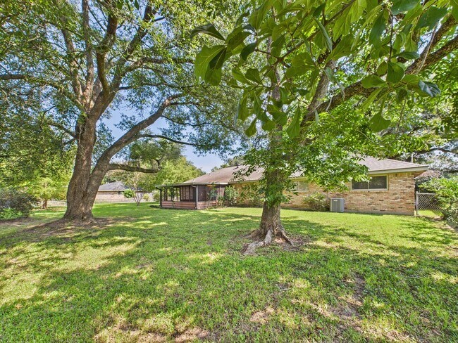 Foto del edificio - 4 bedroom, 2.5 bathroom house available in...