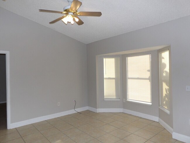 Foto del edificio - 4 Bedroom 2 Bath  Ready NOW