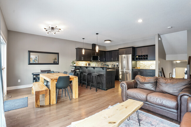 Photo du bâtiment - Gorgeous 3 Bedroom Townhome by the COVES *...