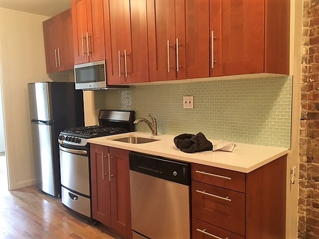 Building Photo - 423 W 45th St