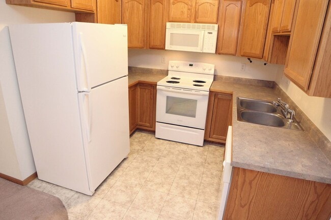 Building Photo - 3380 Saratoga St