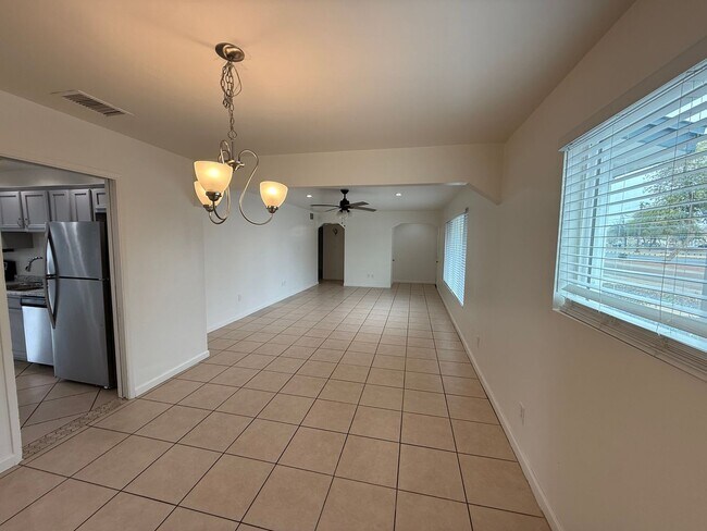 Foto del edificio - 4 Bedroom Home with Large Backyard | Modern Landscaping | Utilities Included