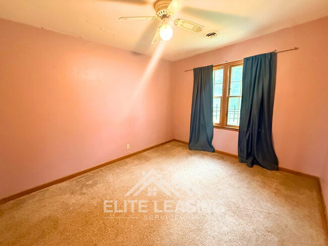 Foto del edificio - 1 Bedroom Duplex Near Washburn University!