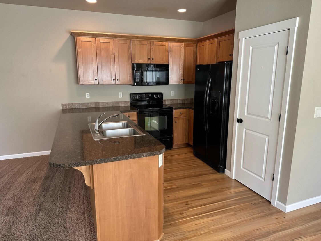 2080 NW Yohn Ranch Dr, Mcminnville, OR 97128 Townhome Rentals in Mcminnville OR