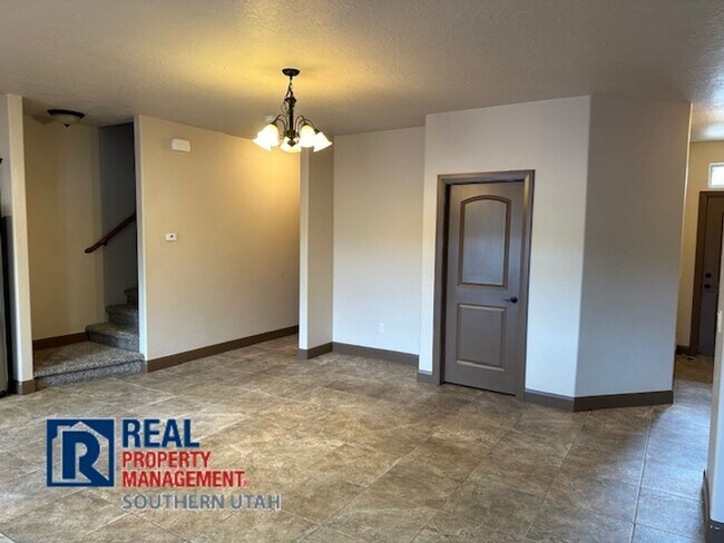 Building Photo - Washington Townhome