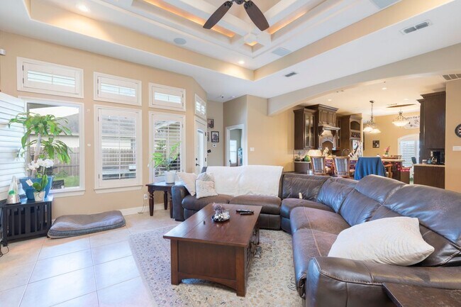 Building Photo - 2020 Queens Ave