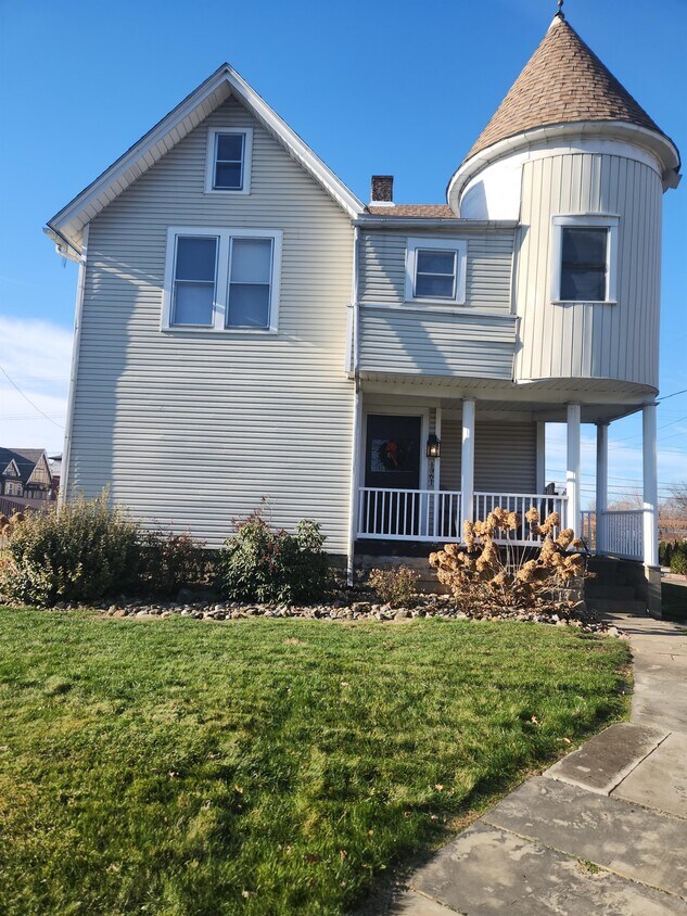Primary Photo - 1361 Woodland Ave NW