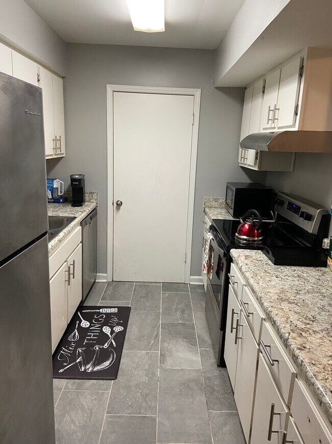 Cocina con puerta que da a la despensa/lavadero. - 6005 Wingate Way