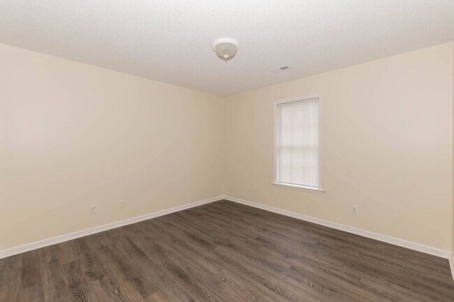 Foto del edificio - THREE BEDROOM HOME WITH LARGE YARD!