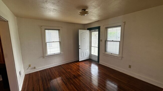 Foto del edificio - 910 E 3rd Ave