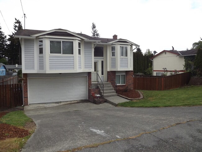 Building Photo - Nice 3 Bedroom 1 3/4 Bath Home in Spanaway!