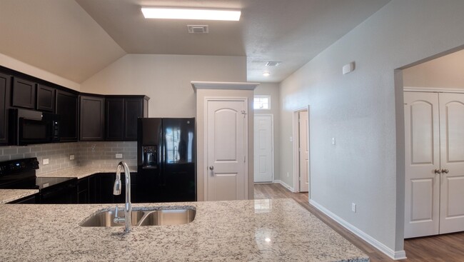 Building Photo - 610 Hollyhock Dr