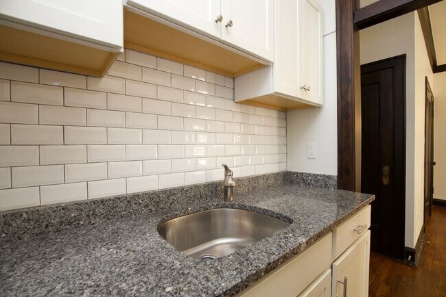 Building Photo - 1367 E 53rd St